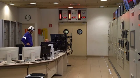 Incinerator operators in front of multiple monitors Vídeos de archivo 120148557