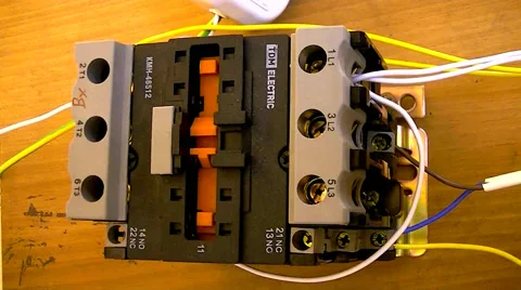  	The inclusion of current through an electrical contactor 動画素材 60580051