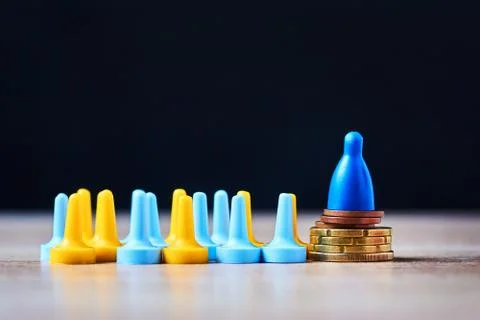 Income differences between rich and poor concept. Board game figure on pile o Foto stock