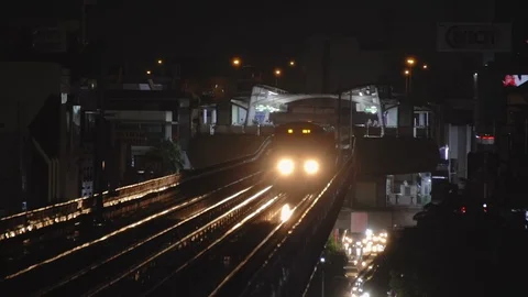Incoming BTS Metro Train during night at Ekkamai Station Stock Footage 115960913