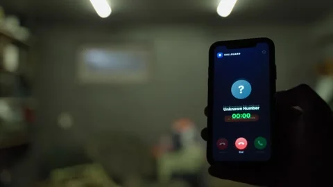 Incoming call from unknown number with suspected spam warning. Answered call 库存影片 342940720