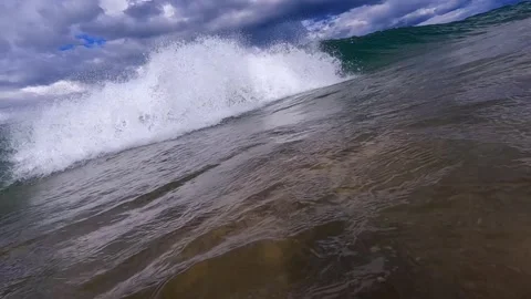 Incoming wave in slow motion Video stock 209132085