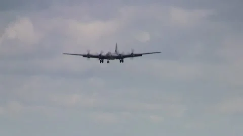 Incoming World War 2 B-29 bomber lands on the runway offering close-up viewing Vídeo Stock 146674322