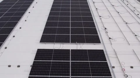 Incomplete rooftop solar farm close FPV downward gimbal over panels Vídeos de archivo 330998121