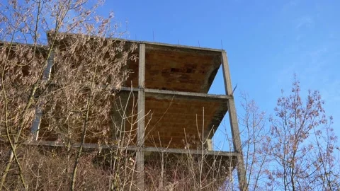 Incomplete structure of a house in the middle of nature. Video stock 153431532