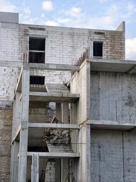 An incomplete structure with only concrete walls and protruding steel rods .. Foto stock