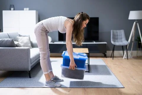 Incorrect Box Lifting Posture Foto stock