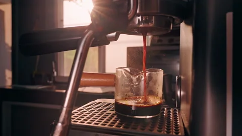 Incorrect Espresso Extraction in Slow Motion with Uneven Coffee Stream from Port Vídeo Stock 328302468