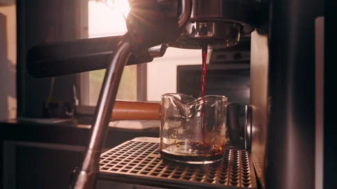 Incorrect Espresso Extraction in Slow Motion with Thin Uneven Coffee Stream from Vídeo Stock 328303993