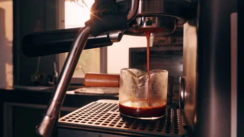Incorrect Espresso Extraction with Uneven Coffee Stream from Portafilter into Gl Vídeo Stock 328305176