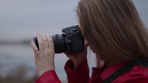 Incorrect way of holding a camera Stock Footage 280276123