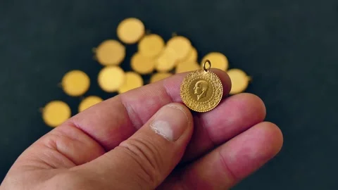 The increase in gold prices in 2023, the increase in world inflation, Stock Footage 237255411