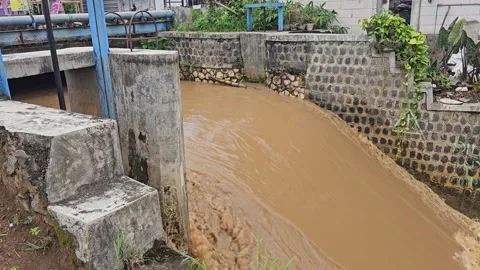 Increased Muddy River Water Discharge in Tulungagung Видео 332646632