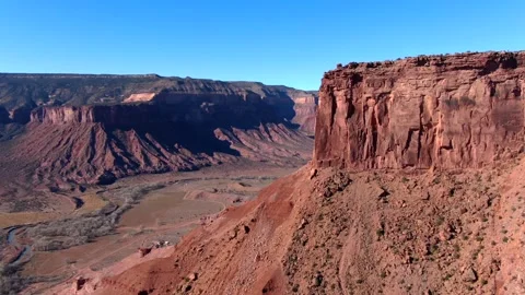 Incredible 30-second flight past the Uncompahgre Plateau Video stock 325159005