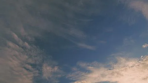 Incredible and Stunning Cloud Patterns Stretch Out Beneath a Bright Blue Sky Abo Foto stock