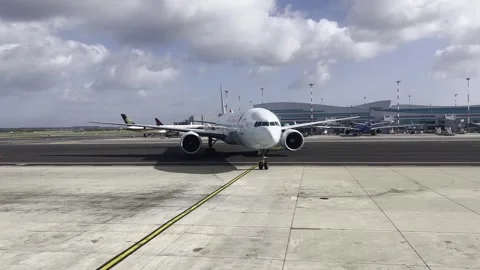 Incredible front view of an Air Canada airplane taxiing to a gate Stockbeeldmateriaal 284454087