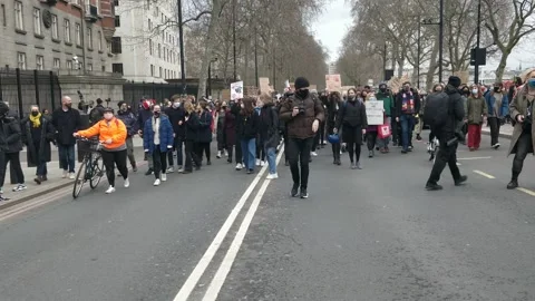 INCREDIBLE SCENES AS THOUSANDS MARCH THROUGH LONDON AFTER SARAH EVERARD VIGIL Stock Footage 150337953