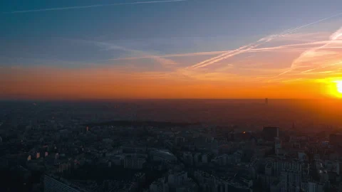 Incredible sunset over Paris with Eiffeltower in the Background Vidéo 169155898