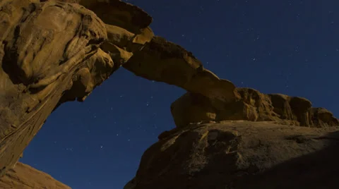 An incredible time lapse shot looking up at an arch formation in the desert Видео 34416508