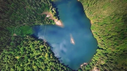 Incredibly beautiful blue lake surrounded by green pines and firs in the Stock-Footage 80400933