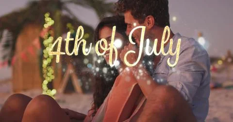 Independence day text and spots of light against caucasian couple embracing each Ilustração Stock