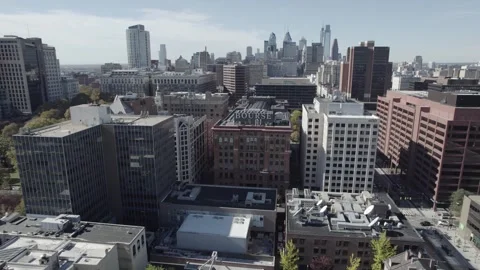 Independence Mall Historic District Pullback With Skyline View 库存影片 321248305