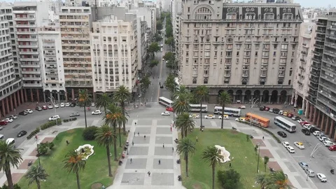 Independence Square, 18 de Julio Avenue Street, Buses (Montevideo, Uruguay) 動画素材 118441646