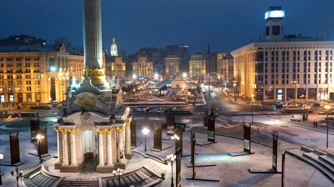 Independence square in Kiev during transition from day to night. Time lapse Video stock 145195720