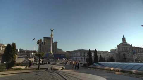 Independence Square in Kyiv two days before Russia's attack on Ukraine Vídeos de archivo 171667509