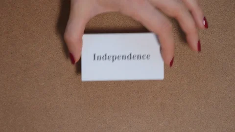 INDEPENDENCE . Top shot - Hand puts paper card with word. CORE VALUE concept. Vídeo Stock 124359312