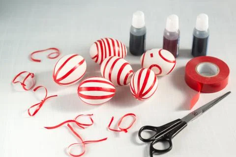 Independent coloring of Easter eggs. On the eggs, the drawing is covered with Foto stock