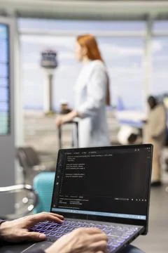 Independent developer, coding program, and reviewing binary data Stockfoto's