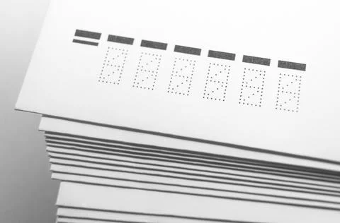 Index address code. A stack of large white postal envelopes. Packaging for Foto stock