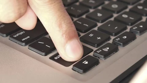 The index finger presses the delete key on the laptop keyboard. Vidéo 291858209