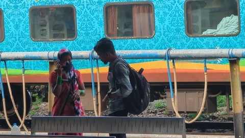 India- 05 Oct, 2024: Boy and Girl Standing at Station with Train in Background Vidéo 304024341