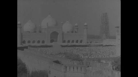 INDIA - 1945: Domed Building Rises Above Crowded Plaza Video stock 342856415