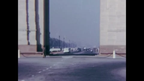 India 1960s, Front view of India Gate beside street Vidéo 246978055