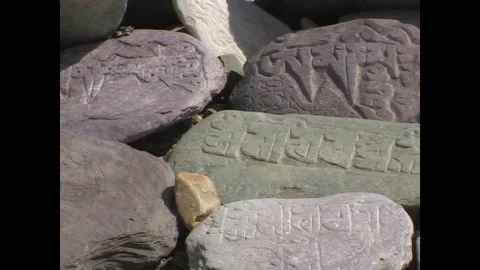 INDIA - 1999 - Close-up panorama of prayer stones at India's Lamayuru Monastery. 库存影片 341673250