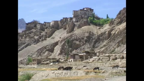 INDIA - 1999 - Distant view of India's Lamayuru monastery sitting on a hilltop 库存影片 341673257