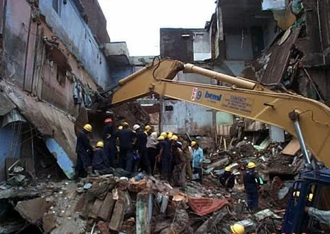 India Building Collapse - Aug 2003 Fotos de archivo