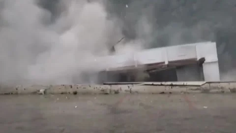 India: Building collapses into Parvati river amidst raging floods in Kullu Stock-Footage 280765646