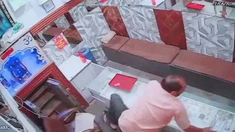 India: Chilli spray attack shocks jeweller as rogue escapes with seven go... Stock Footage 332767250