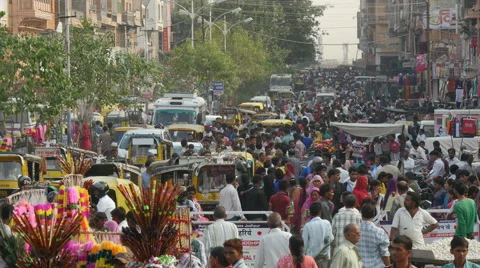 India commerce, people shopping in busy street and colorful Asian market Stock Footage