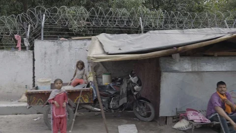 India- : Coronavirus Lockdown in India, poor people waiting for food . Stock-Footage 129072518