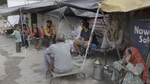India- : Coronavirus Lockdown in India, poor people waiting for food . Stock-Footage 129072533