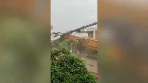 India: Crane falls on building during metro construction in western India, d... Vídeo Stock 282521581