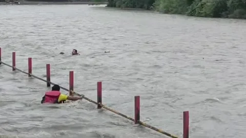 India: Devotee rescued by SDRF team after getting stranded on island in Gang... Stock Footage 280378019