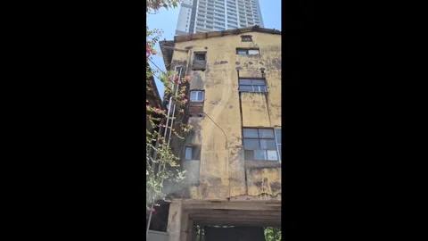 India: Dust devil spins through residential area in Mumbai, India Vídeos de archivo 336571221