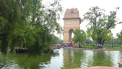India Gate Surrounded by Tourists and Vendors Video stock 320384770