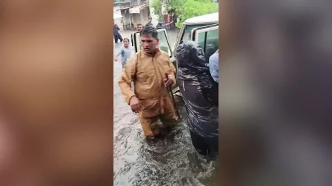 India: Heavy monsoon rains trigger flooding and transport chaos in wester... Video stock 340334250
